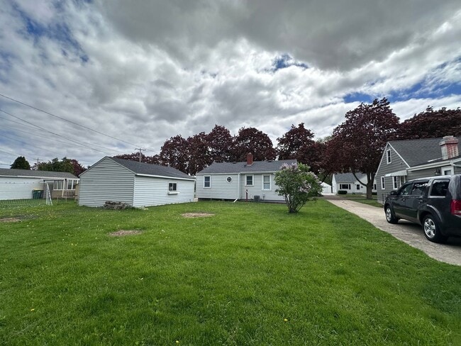Building Photo - SPACIOUS 2 BEDROOM 1 BATH HOME