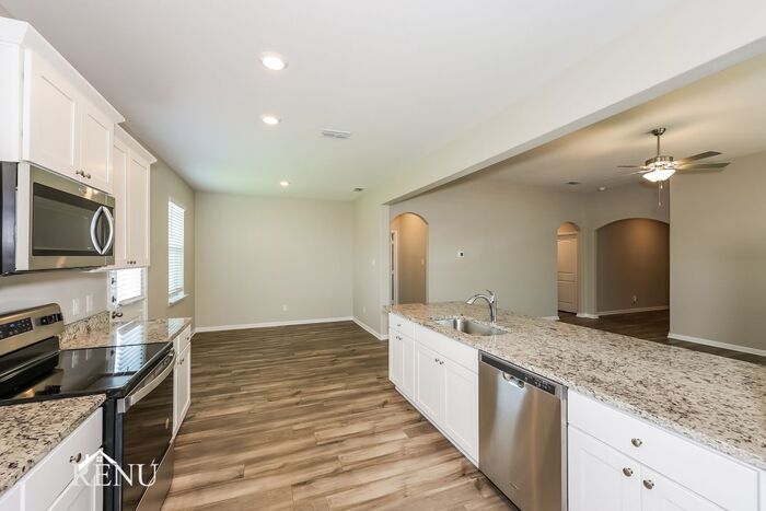Building Photo - 2028 Hialeah Dr