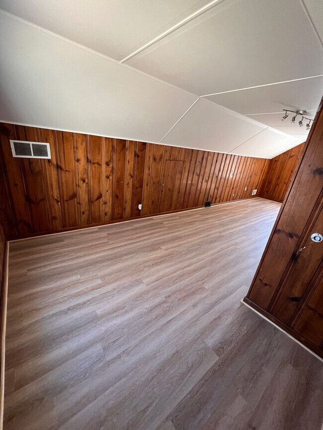 Building Photo - Fully Remodeled 3-Bedroom Home in Dearborn Heights — Great Location, Ready for You