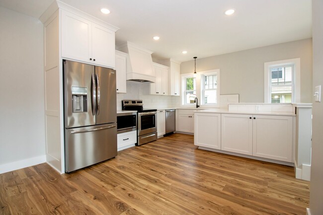 Building Photo - Three Bedroom Condo