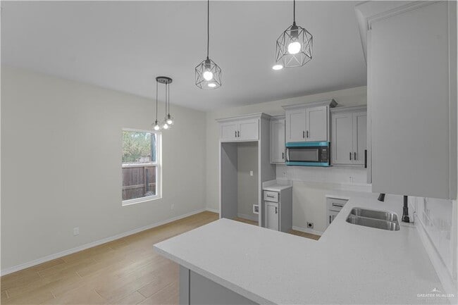 Building Photo - 10 Hidden Hls St