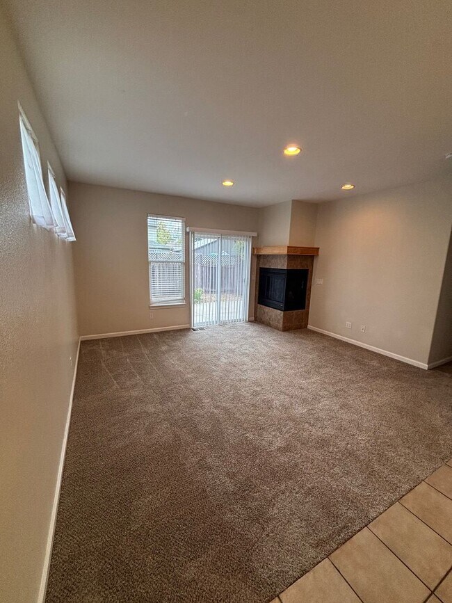 Building Photo - 3 Bedroom 2.5 Bathroom Single Family Home located in Northwest Santa Rosa