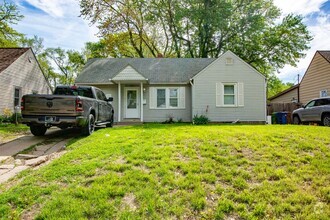 Building Photo - 3 Bedroom / 1 Bath Home with Fenced Backyard!