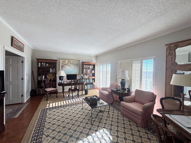 Building Photo - Luxury Living at its Finest!