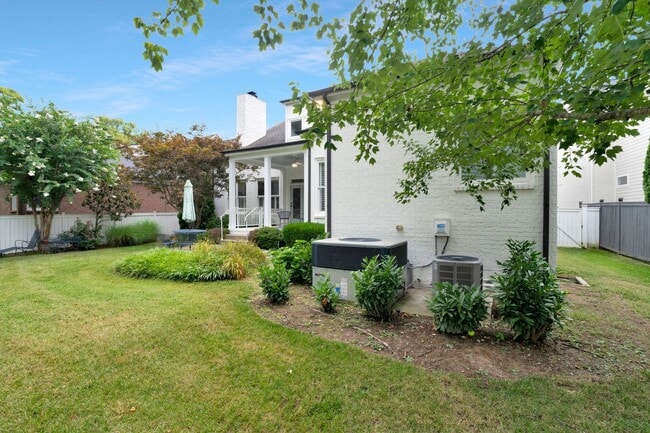 Building Photo - Stunning 4BE/3.5BA home in the very desira...