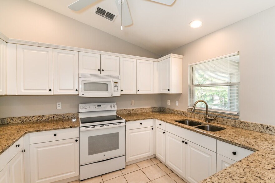 Building Photo - 4658 Sierra Ln