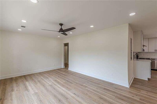 Building Photo - 525 Rosemont Dr