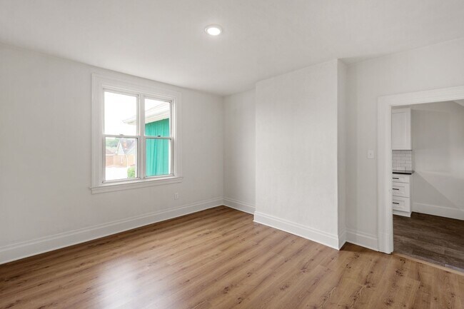 Building Photo - AVAILABLE AUGUST 1ST!! BEAUTIFUL 3 BEDROOM...