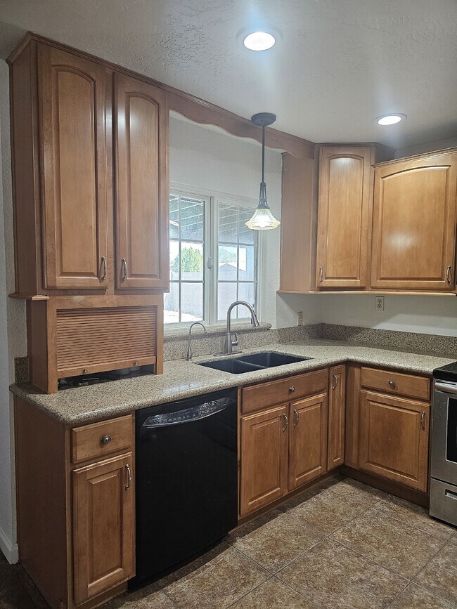 Building Photo - This Charming Home Awaits You!