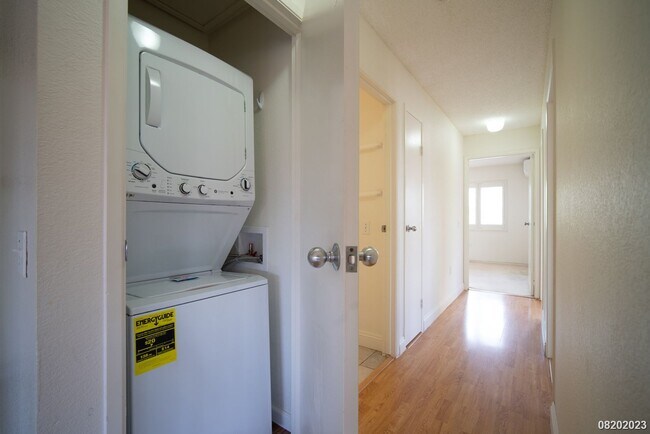 Building Photo - 3 Bed 2 Bath condo in Hillsdale Phase 2