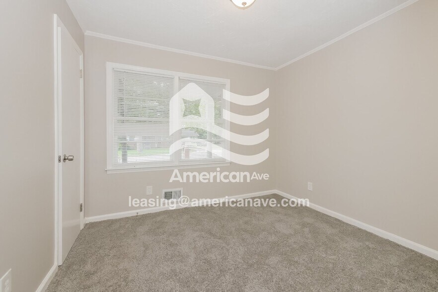 Building Photo - 3215 Commodore Dr