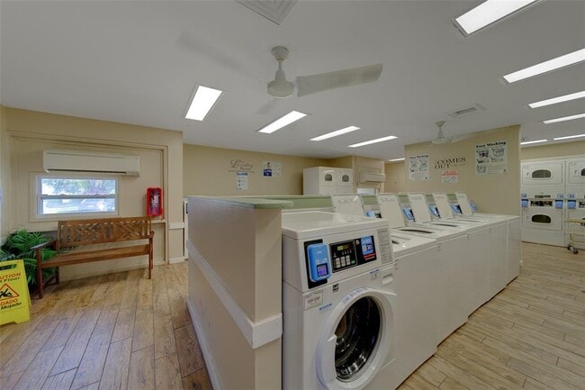 Building Photo - 890 N Village Dr