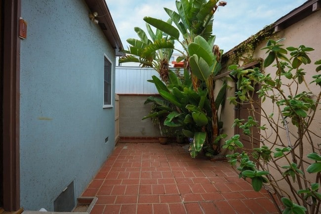 Lovely spot for outside dining - 1147 24th St