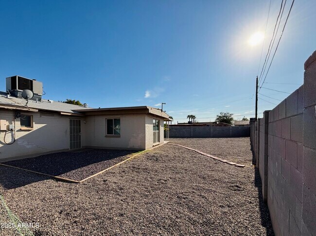 Building Photo - 4842 W Elm St