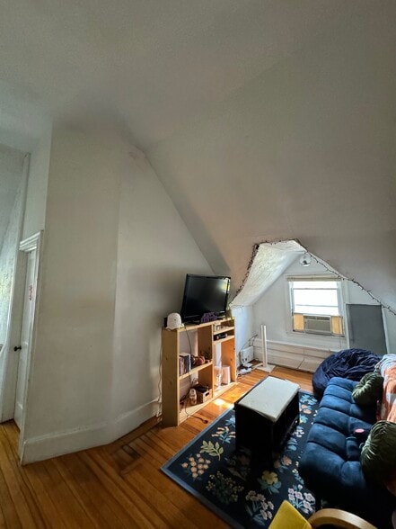 Living Area with Vaulted Ceiling - 5601 Wilkins Ave