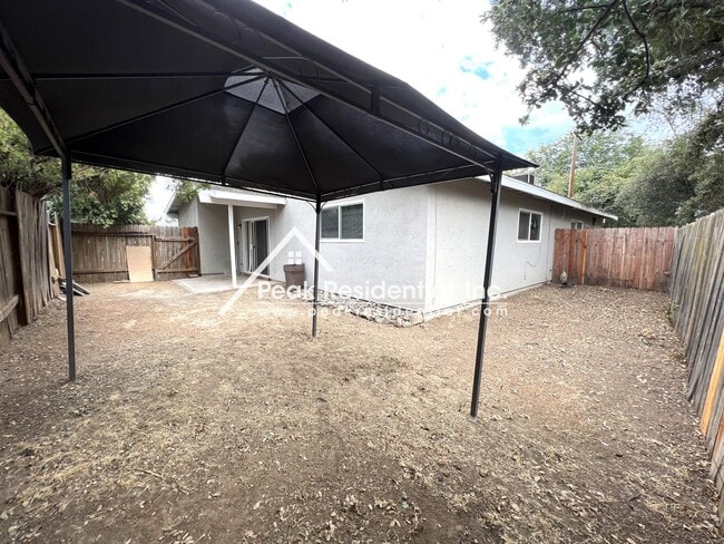 Building Photo - Charming 2 bd/1 ba Citrus Heights Duplex!