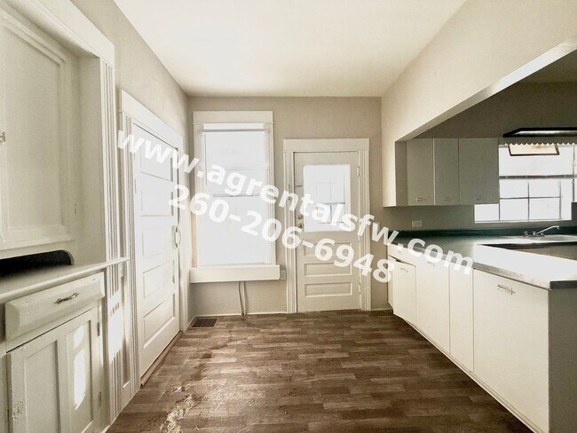 Building Photo - 3 Bedroom House