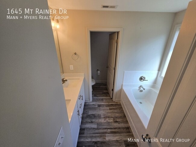 Building Photo - 1645 Mount Rainer Dr