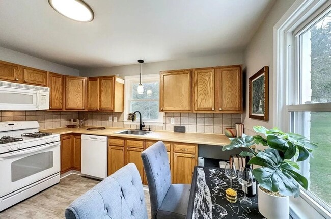 Building Photo - Available Now! Newly Renovated 3 Bedroom, ...