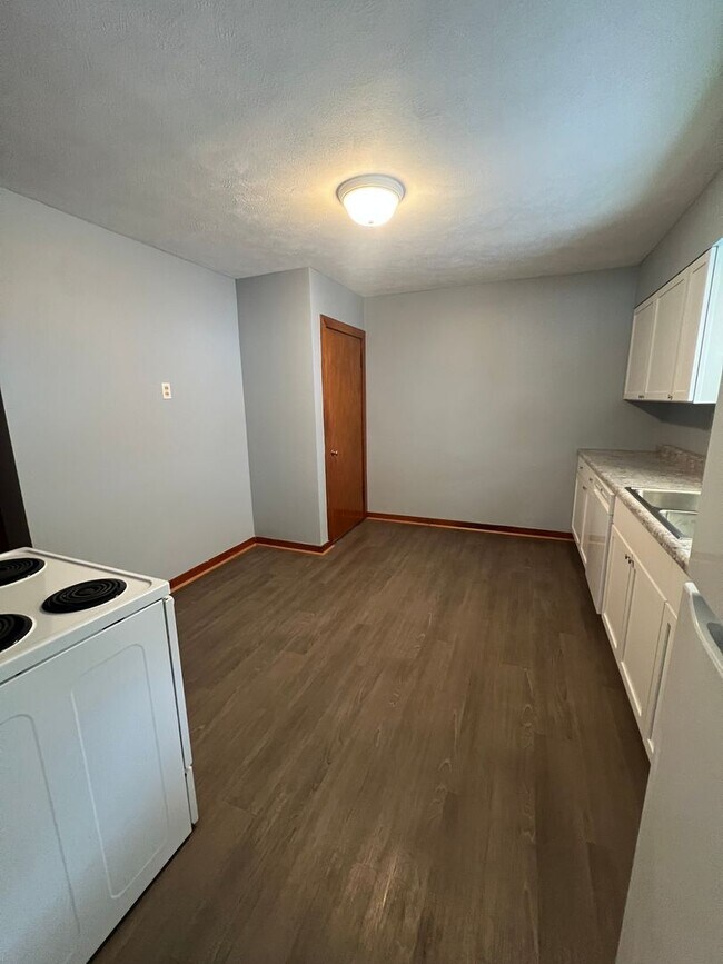 Building Photo - Spacious 2 bedroom home!