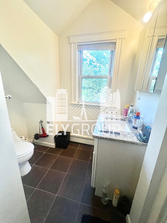 Building Photo - 165 Sharon St