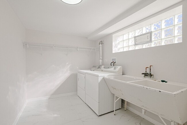 Building Photo - 475 Courtesy Ln