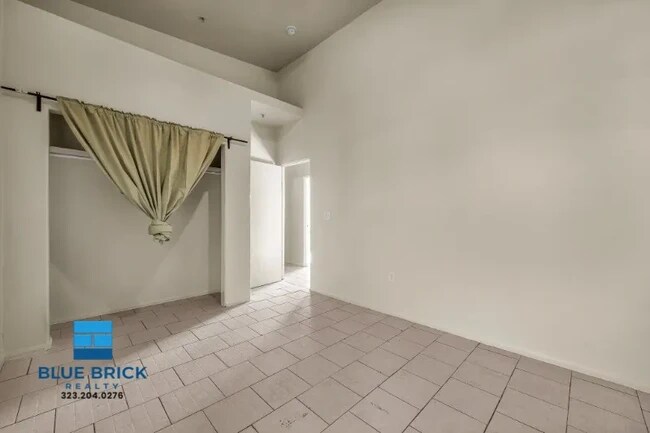 Building Photo - 5869 S Figueroa St
