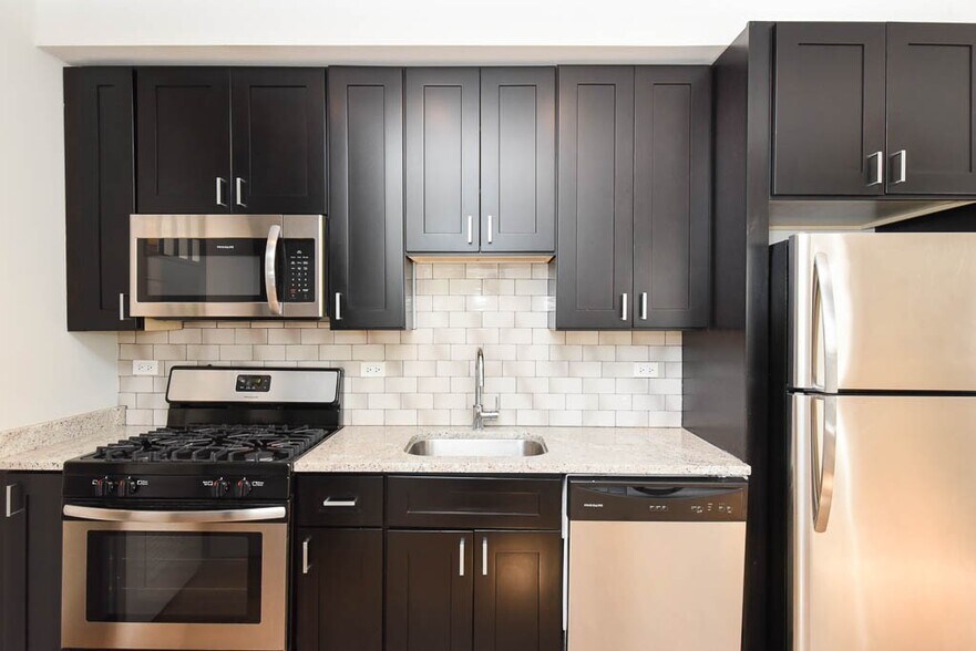 Building Photo - 2210 W Eastwood Ave