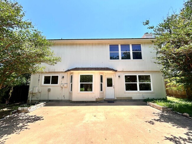 Building Photo - Beautiful and Spacious 3 BR / 2.5 BA Home ...