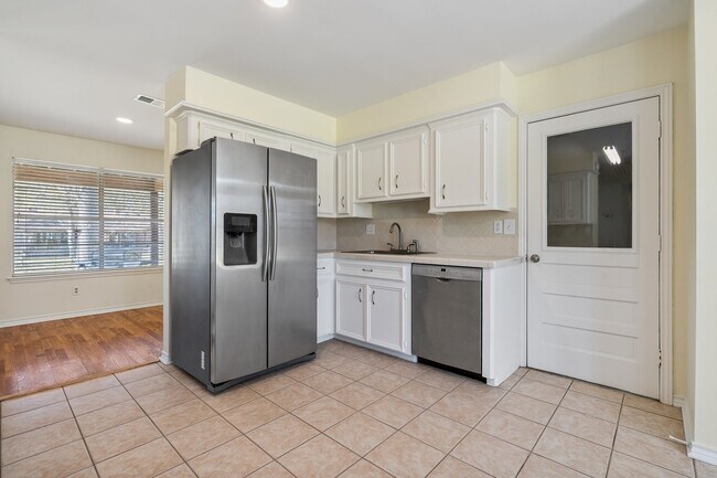 Building Photo - 9134 Lakeside Dr