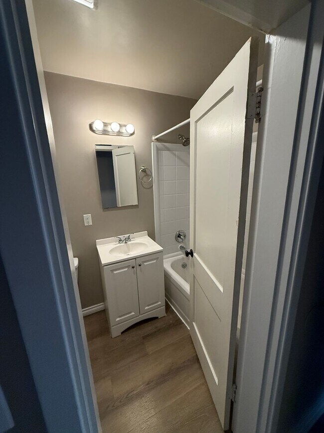 Building Photo - l914