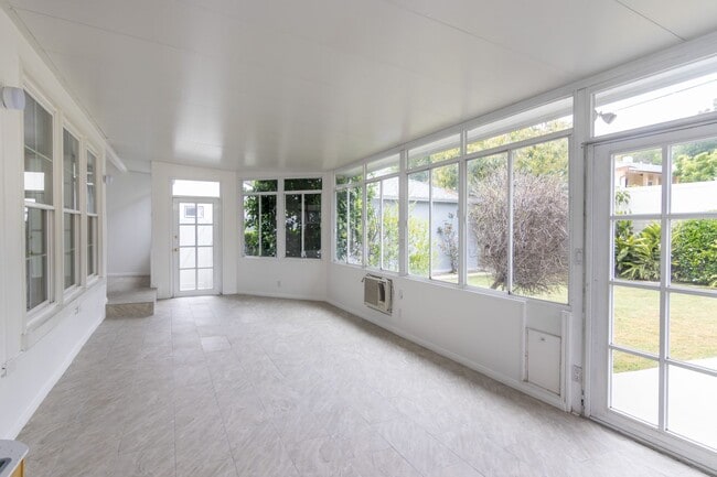 Building Photo - Charming single story home in heart of Reseda