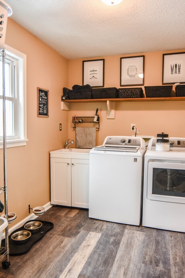 Building Photo - Pet Friendly Home on Half Acre Lot!