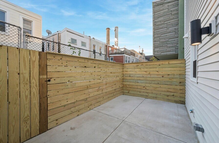 Building Photo - 2600 Webster St