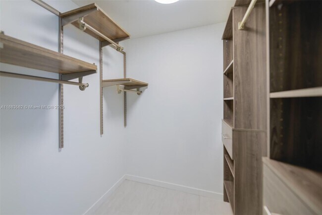 Building Photo - 1000 Brickell Plaza