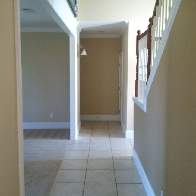 Building Photo - Beautiful 4 Bedroom 2 and 1/2 bath home in...