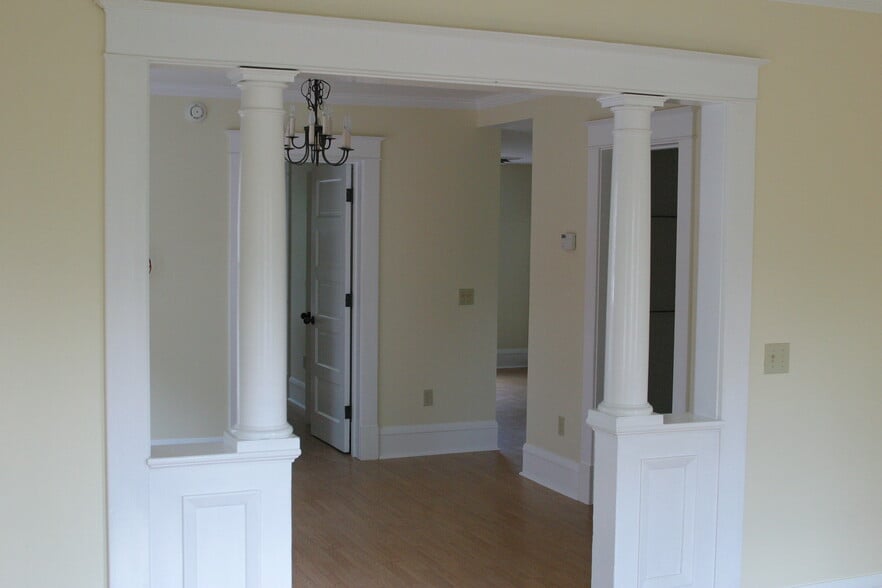 Building Photo - 326 College St