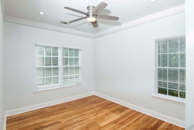 Building Photo - Newly Renovated 4 bedroom 3 bath townhome