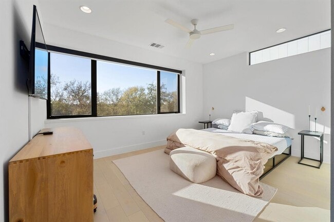 Building Photo - 3406 E 17th St