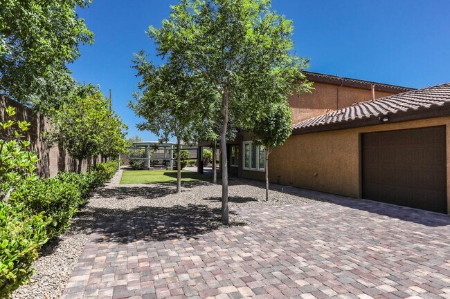 Building Photo - Stunning 5 Bed, 4 Full Baths And 2 Half Ba...