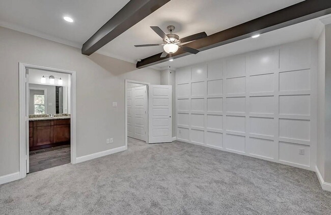Building Photo - Spacious Townhome Near Several Parks
