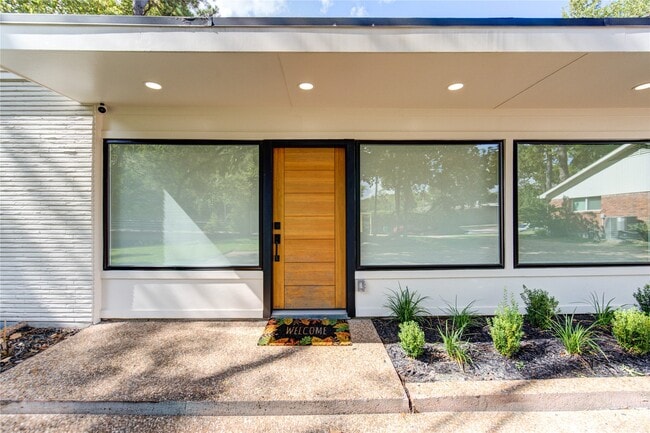 Building Photo - 303 Isolde Dr