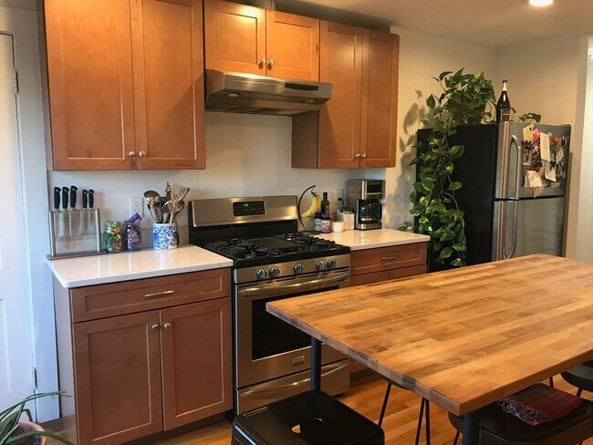 Building Photo - 76 Wenham St