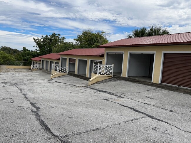 Building Photo - 1/1 Upper Duplex Available