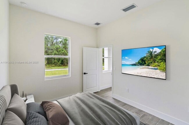 Building Photo - 710 Peacock Ave