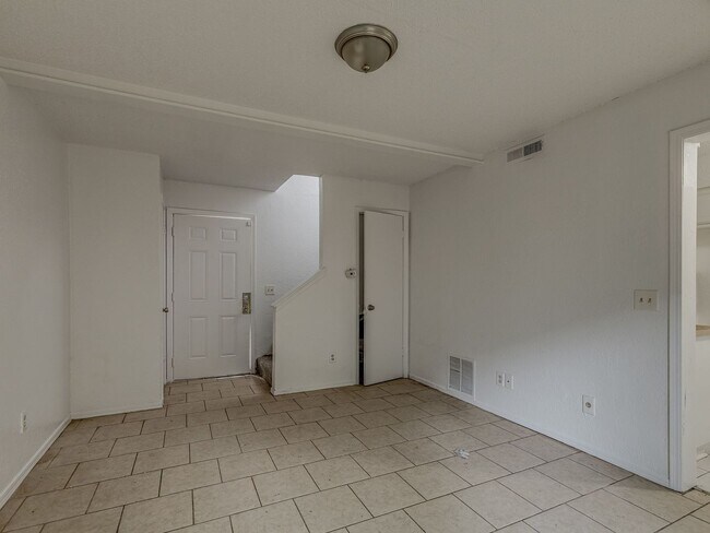 Building Photo - MOVE IN SPECIAL NO DEPOSIT IF LEASED BY JU...