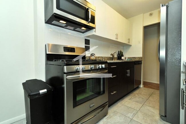 Building Photo - 2-Bed/1.5 Bath Apt in Pet-Friendly Complex; Pet Friendly! Ideal Location in Brookline