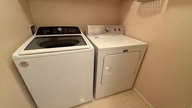 Building Photo - 3 Bed, 2 Bath Townhouse Between Elmore and...