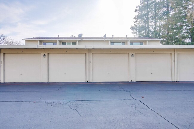 Building Photo - Lovely and Spacious 2BR 2.5BA Condo in Gre...