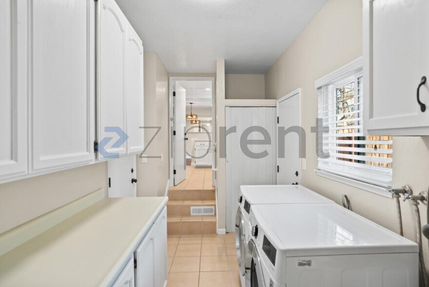 Building Photo - Unit